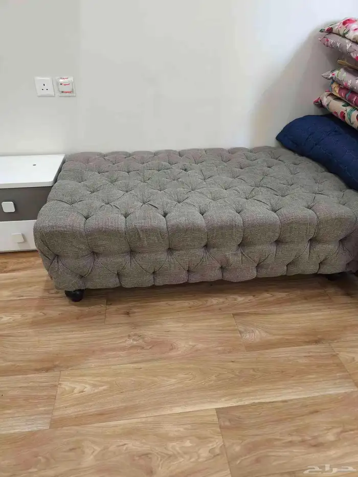 مجموعه اثاث للبيع غرفه نوم وكمودينات وارفف وطاولة شاشه 2