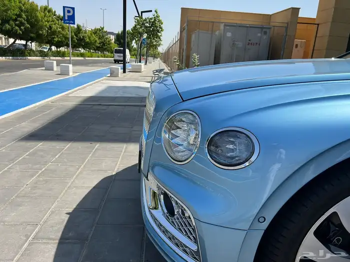 بنتلي فلاينج سبير 2022 V8 5