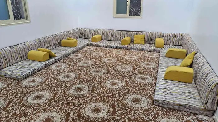 للبيع مجلس أرضي مع سجادة بحالة ممتازة 0