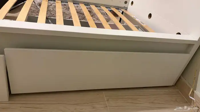 سرير ابيض يوجد معاه ادرج تخزين 1