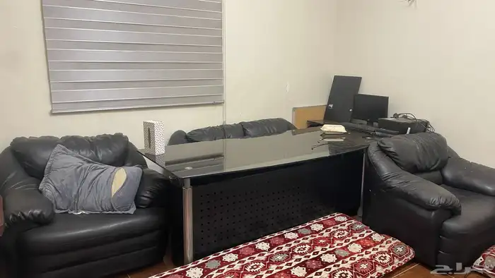 مكتب مع الطاولة والدولاب وكنب 4نفر 4