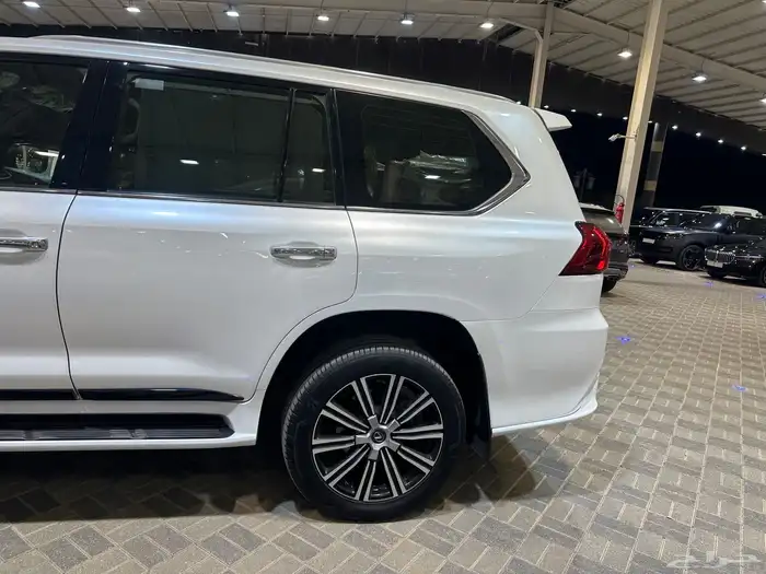 جيب لكزس LX570 سبورت 2020 فطيمي على الشرط 12