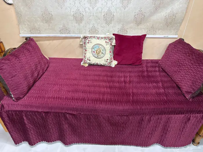 كراسي خشب نضيفه مع فراشها ومخداتها والستاره هديه سعر الحبه 2