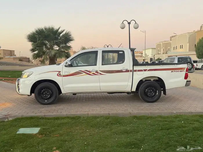 تويوتا هايلوكس 2013 GLX غمارتين مخزنه شبه جديده 5