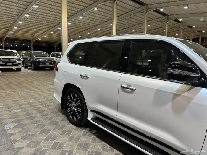 جيب لكزس LX570 سبورت 2020 فطيمي على الشرط 16
