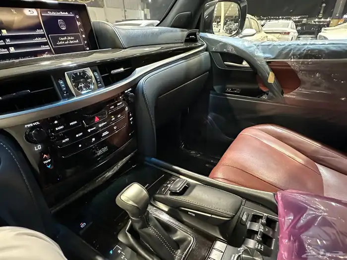 جيب لكزس LX570 سبورت 2020 فطيمي على الشرط 25