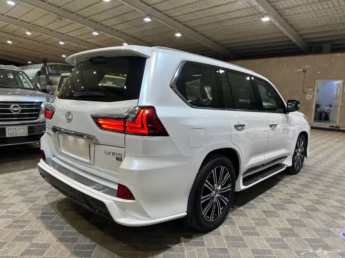 جيب لكزس LX570 سبورت 2020 فطيمي على الشرط 5