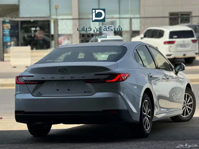تويوتا كامري E هايبرد 2025 3