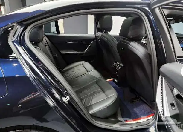 BMW520i موديل 2024الميموني للاستيراد بكوريا 8