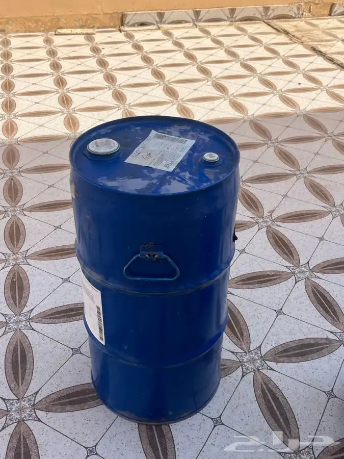 برميل حديد وسط وبرميل بلاستيك وسط 1