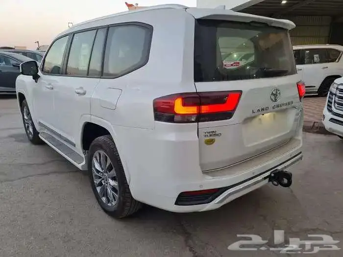 تويوتا لاندكروزر GXR4 بنزين 2025 سعودي 3
