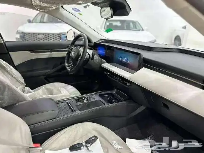 فورد تورس امبيانتي رصاصي فاتح 2025 4