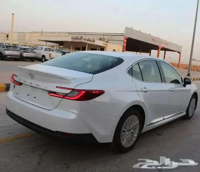 كامرى بنزين LE ابيض 2025 5