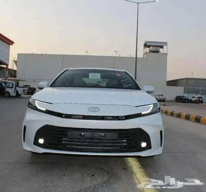 كامرى بنزين LE ابيض 2025 4