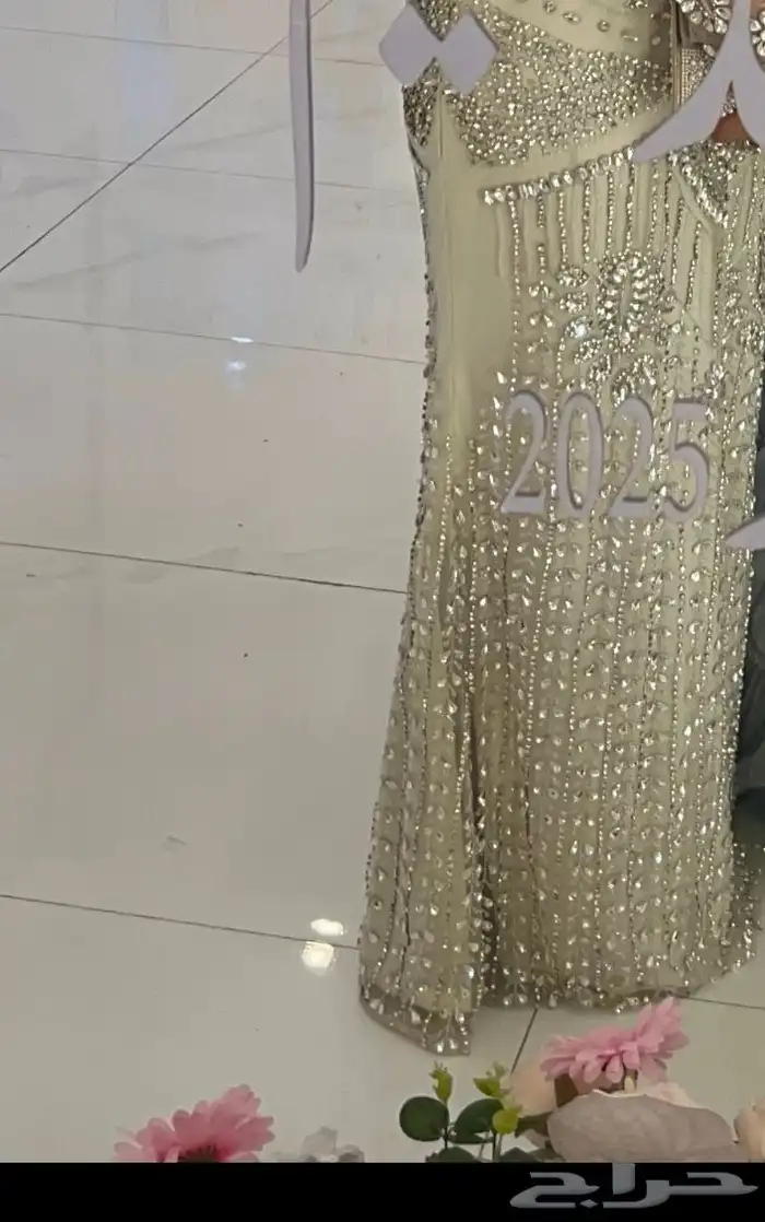 فستان جميل وفخم ولمناسبه كبيره ابيض الموديل في القماش 2