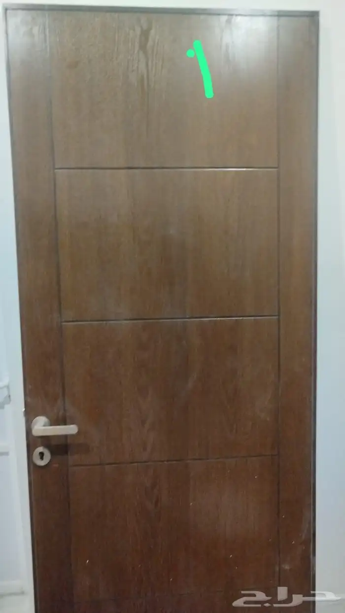 ابواب خشب وكرسي حمام نظيفة 0