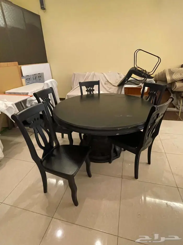 طاولة طعام دائرية خشب متين للبيع مع عدد خمسة كراسي الطائف 0