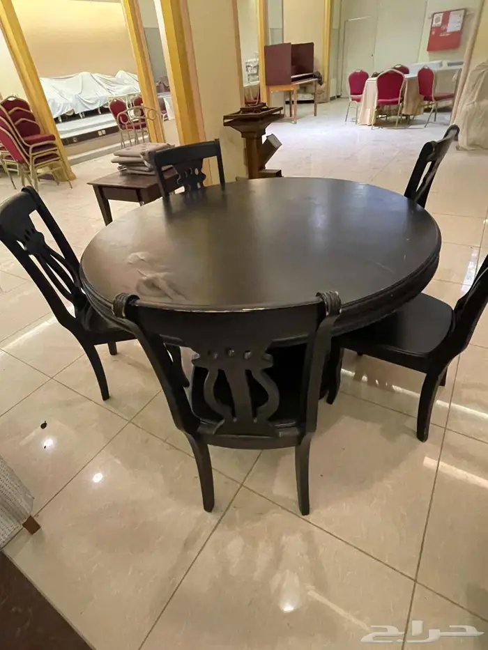 طاولة طعام دائرية خشب متين للبيع مع عدد خمسة كراسي الطائف 1