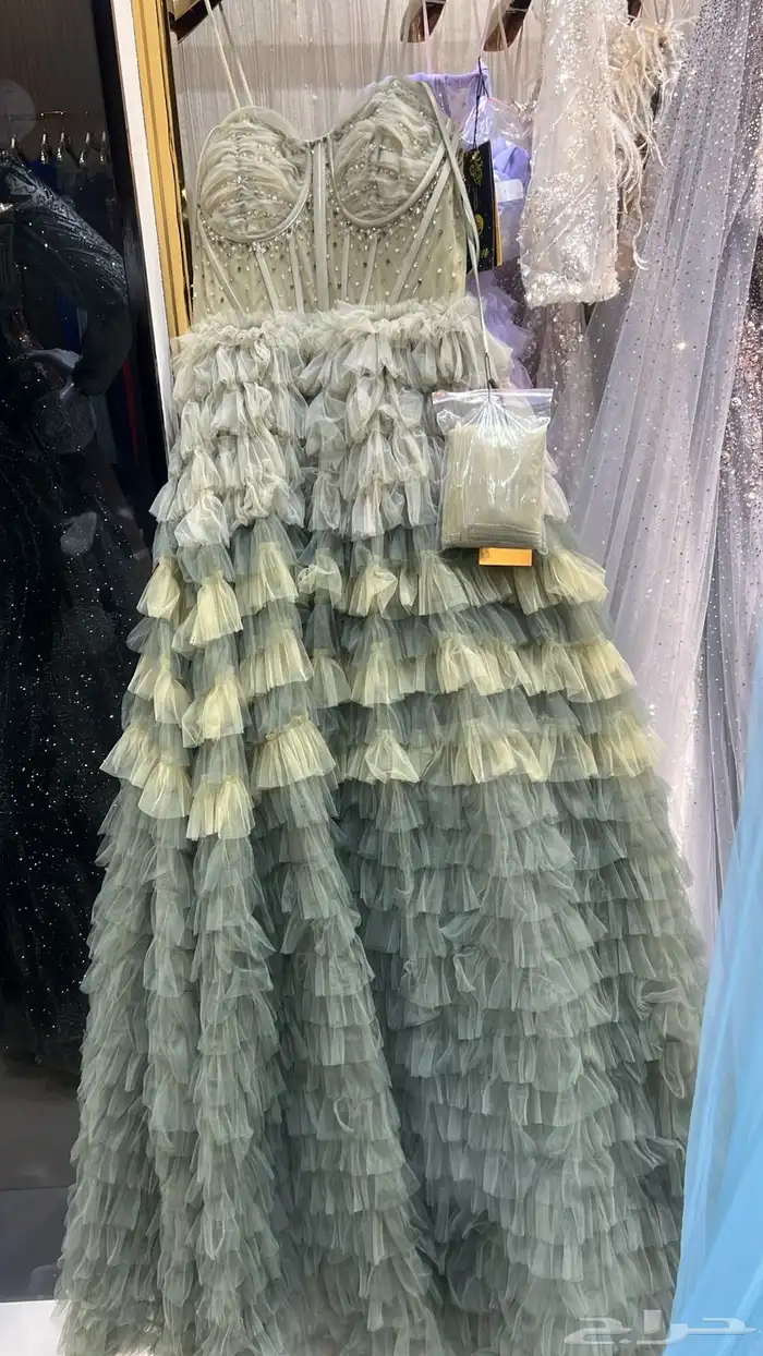 فستان لبس مرة وحدة خمس ساعات سعر الشراء 1200 سعر البيع 800 0