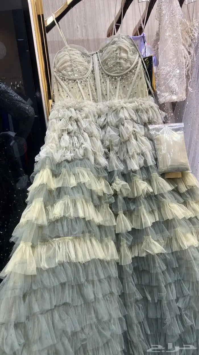 فستان لبس مرة وحدة خمس ساعات سعر الشراء 1200 سعر البيع 800 1