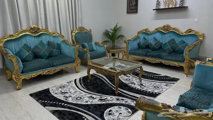 كنب مع سجاده وطاولات 0