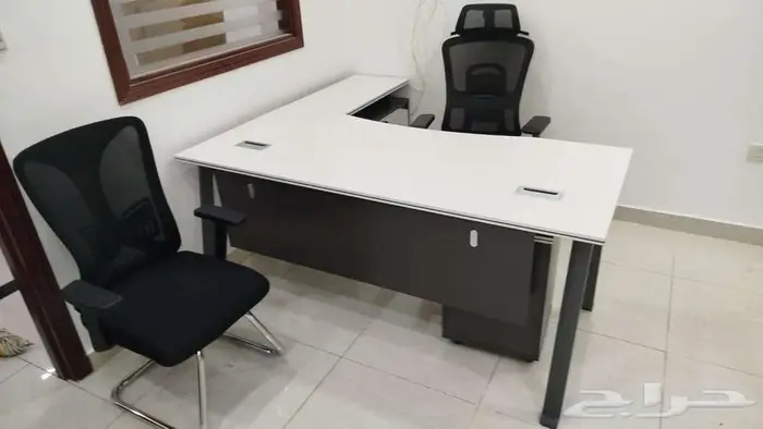 اثاث مكتبي مكاتب الي شركات مودرن فخم ابيض وبارتشن وكراسي 1