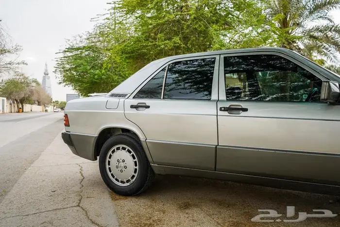 مرسيدس E190 موديل 1991 4