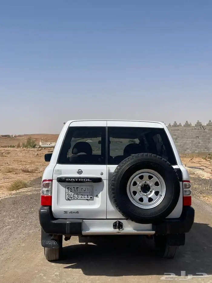نيسان 8