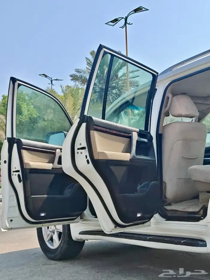 جيب لاندكروزر VXR فل كامل ستين عام 2011 37