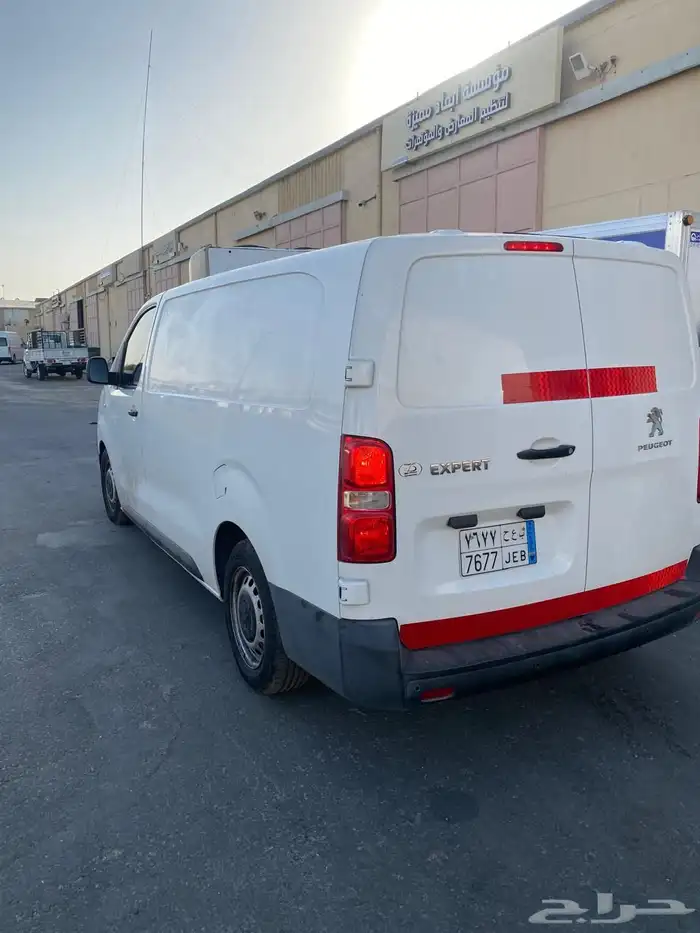 للإيجار للإيجار باص نيسان باص بيجو 4