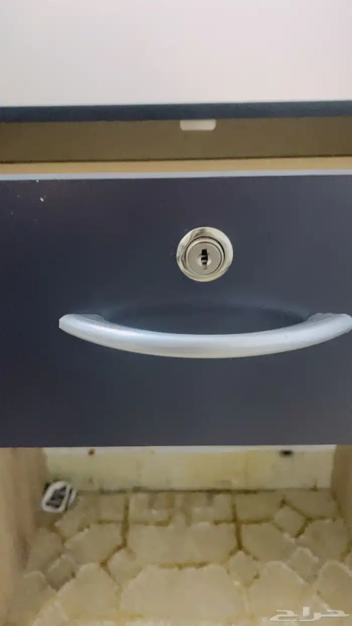مكتب غير مكسر يجي مع مكتب كرسي دور 2