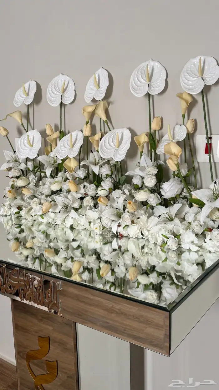 عربية ملكة مرايا مع ورد ابيض 1