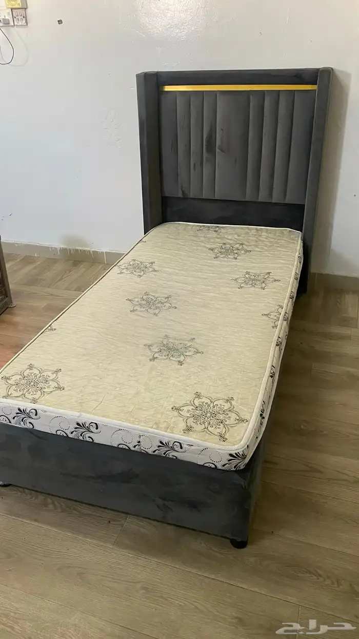 سرير مع مرتبته 1