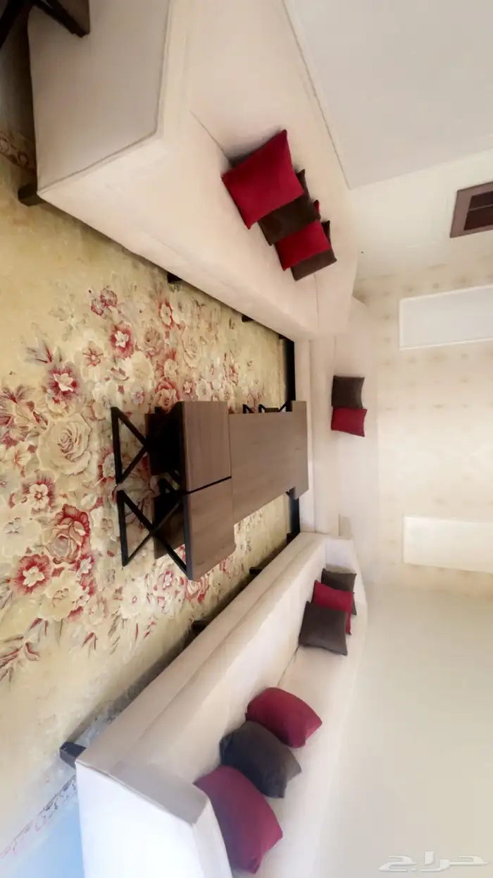 كنب كامل اغراضه من فرش وطاولات 2