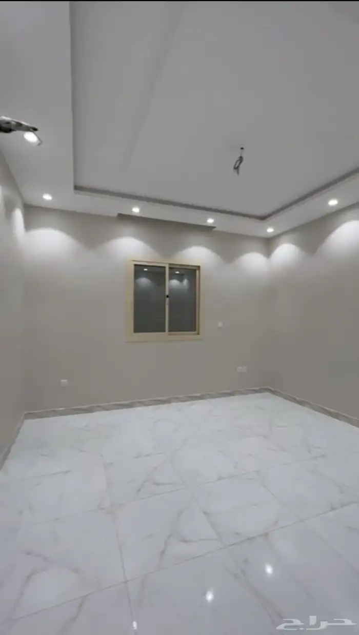 شقة بتصميم فاخر للبيع في حي الورود 4