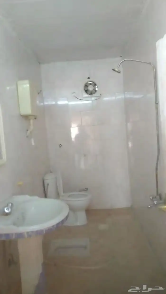 للإيجار مستودع واستراحة طريق الهجرة مباشرة قرب محطة الفريدي 10