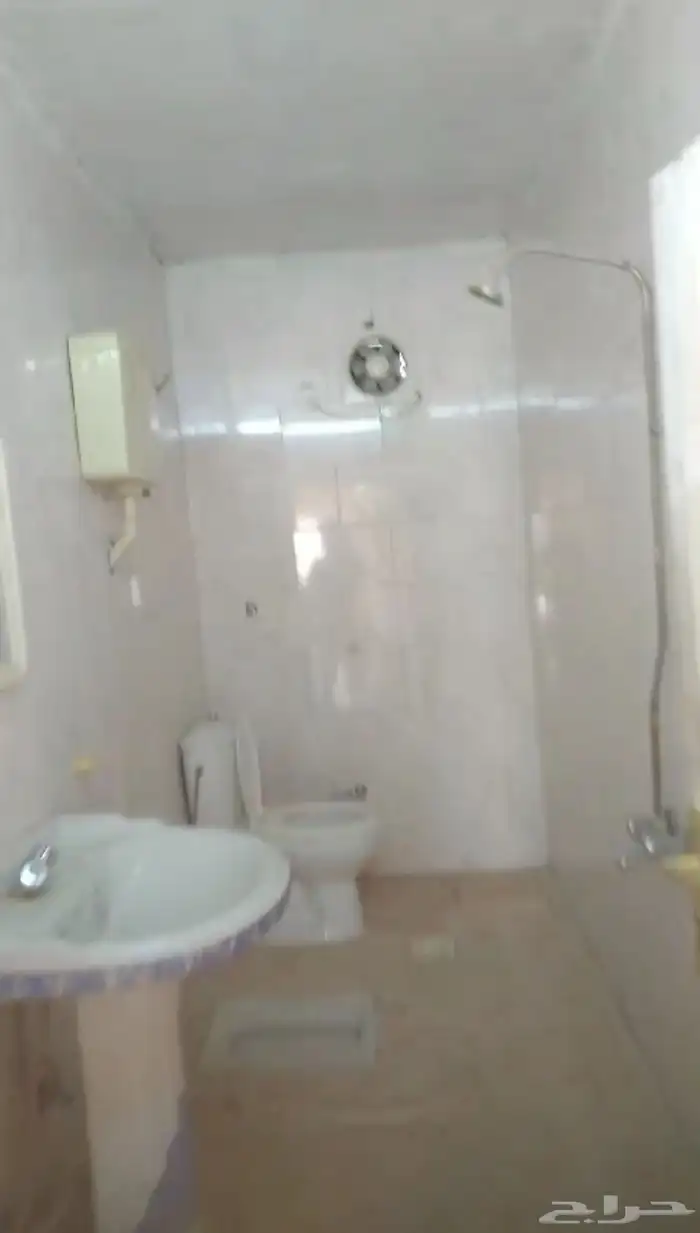 للإيجار مستودع واستراحة طريق الهجرة مباشرة قرب محطة الفريدي 9