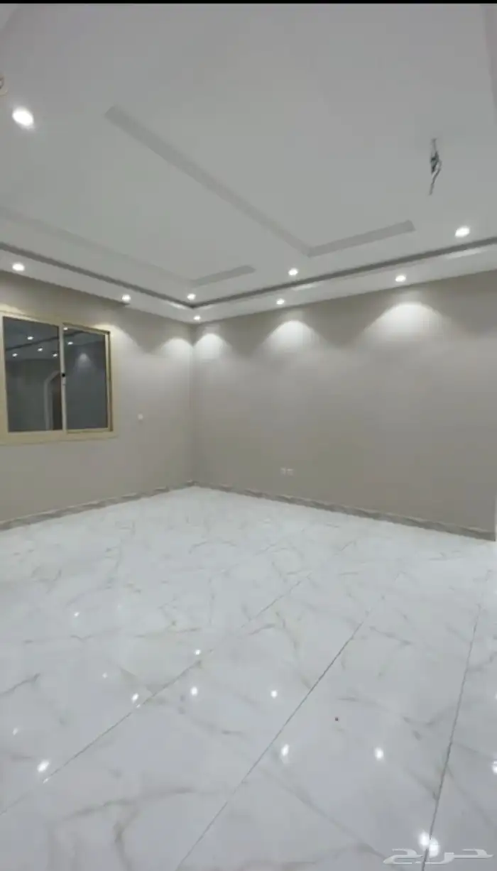 شقة بتصميم فاخر للبيع في حي الورود 2