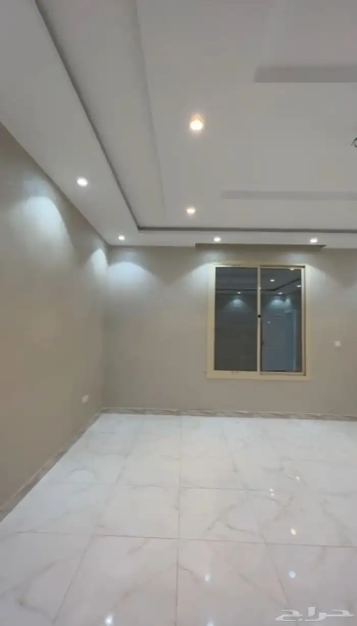 شقة بتصميم فاخر للبيع في حي الورود 6