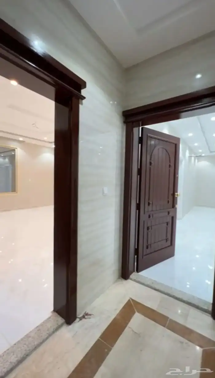 شقة بتصميم فاخر للبيع في حي الورود 1
