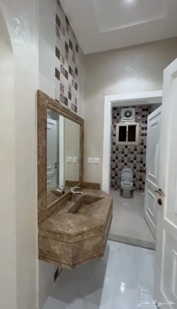 شقة بتصميم فاخر للبيع في حي الورود 0