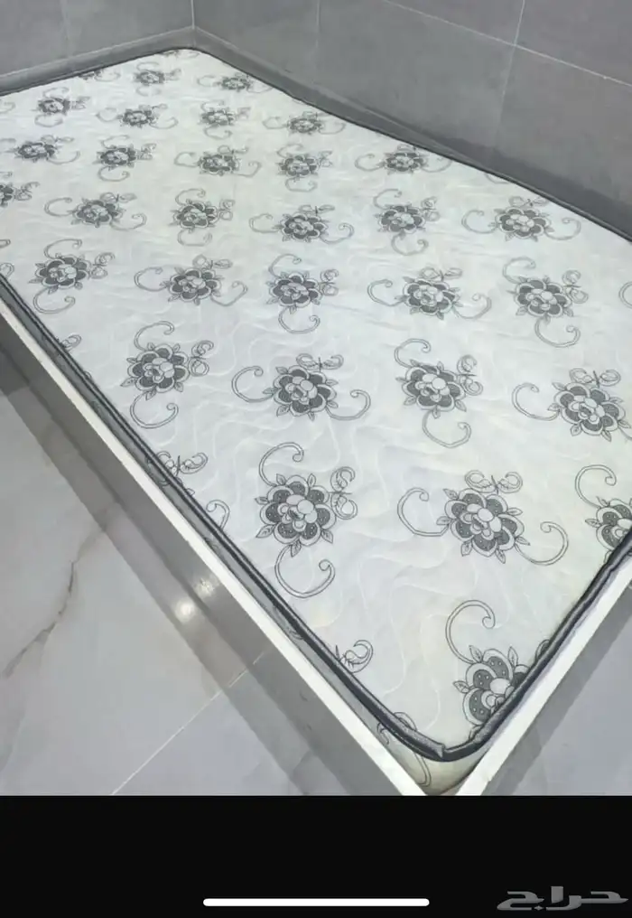 سرير جديد نظيف مع المرتبه ب 200 0