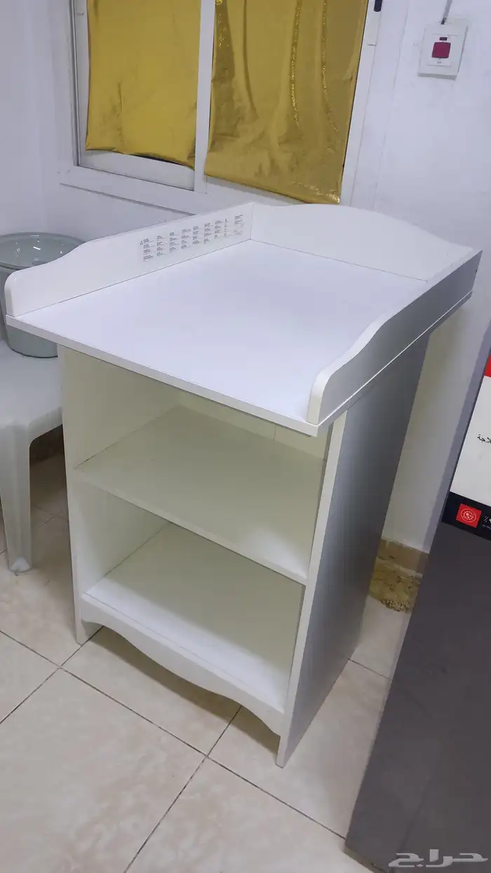 طاولة تغيير وحامل كتب باللون الأبيض. 0