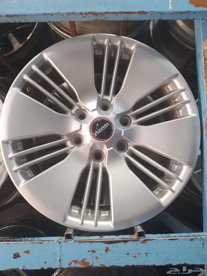 يوجد لدينا جميع انواع الجنوط وجميع مديلات السيارات 41