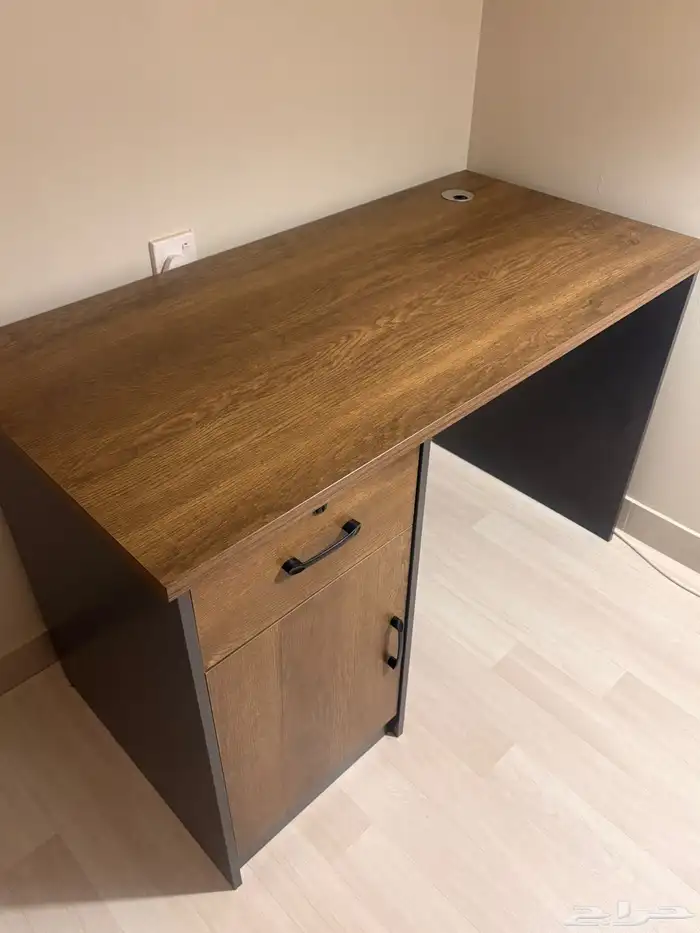 مكتب للبيع مستعمل شبه جديد 1