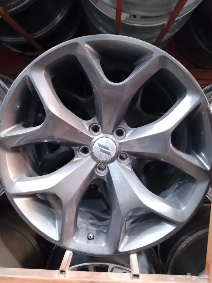 يوجد لدينا جميع انواع الجنوط وجميع مديلات السيارات 45