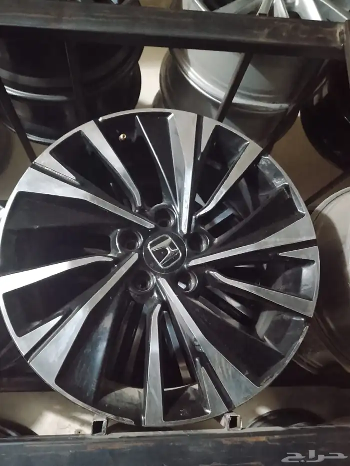 يوجد لدينا جميع انواع الجنوط وجميع مديلات السيارات 40