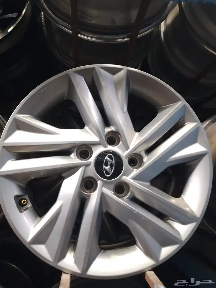 يوجد لدينا جميع انواع الجنوط وجميع مديلات السيارات 43