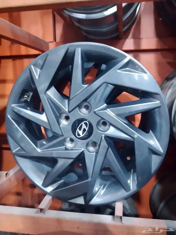 يوجد لدينا جميع انواع الجنوط وجميع مديلات السيارات 30