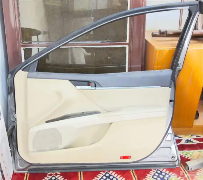 للبيع باب كامري يمين مع جميع ديكوراته ماعدا المرايه 2